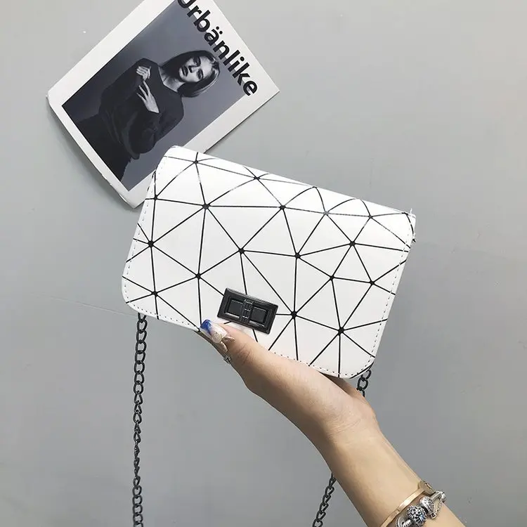 2021 New Fashion Versatile Korean Messenger Chain Single Shoulder Lock Small Square Bag 
2021 New Fashion Versatile Korean Messenger Chain Single Shoulder Lock Small Square Bag