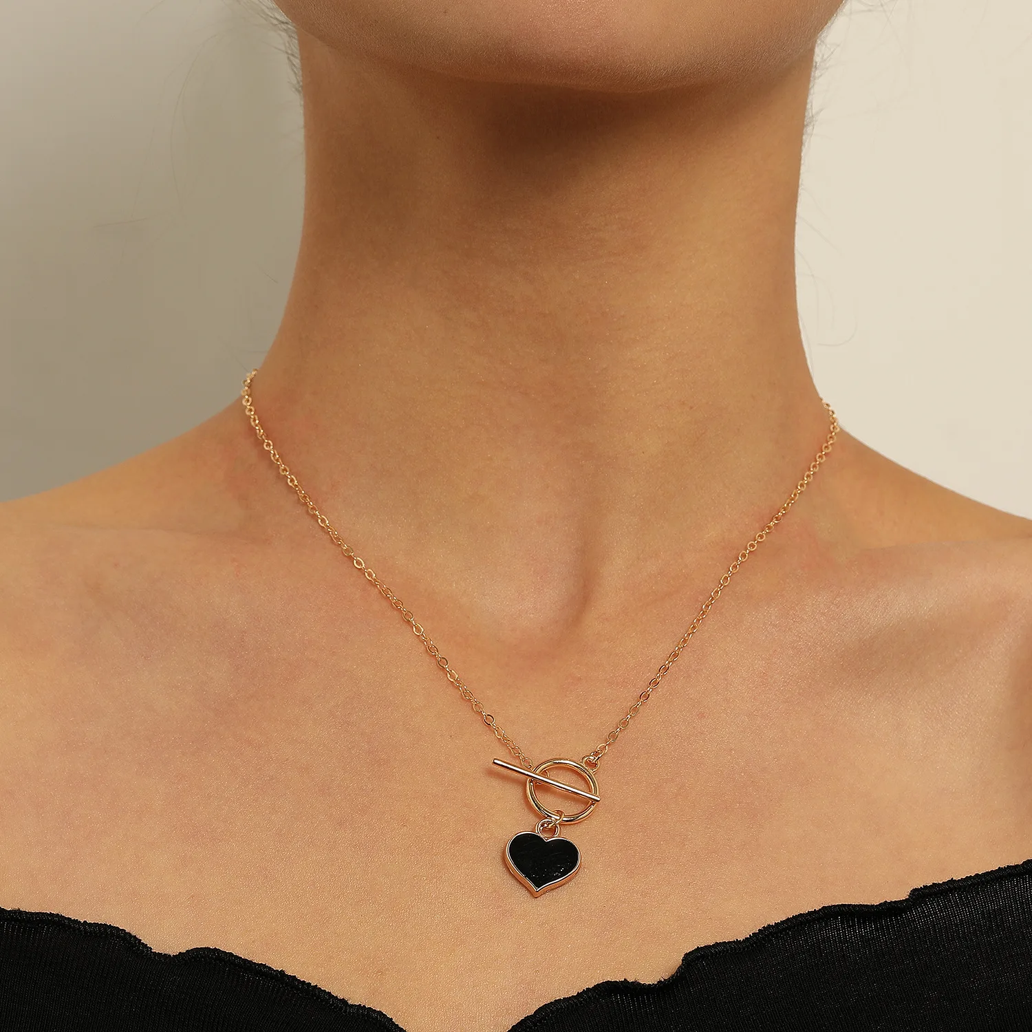 Acrylic Glossy Black Heart Pendant Necklaces for Women OT Buckle Clavicle Chain 2021 Fashion Jewelry Short Necklace Female New
Acrylic Glossy Black Heart Pendant Necklaces for Women OT Buckle Clavicle Chain 2021 Fashion Jewelry Short Necklace Female New