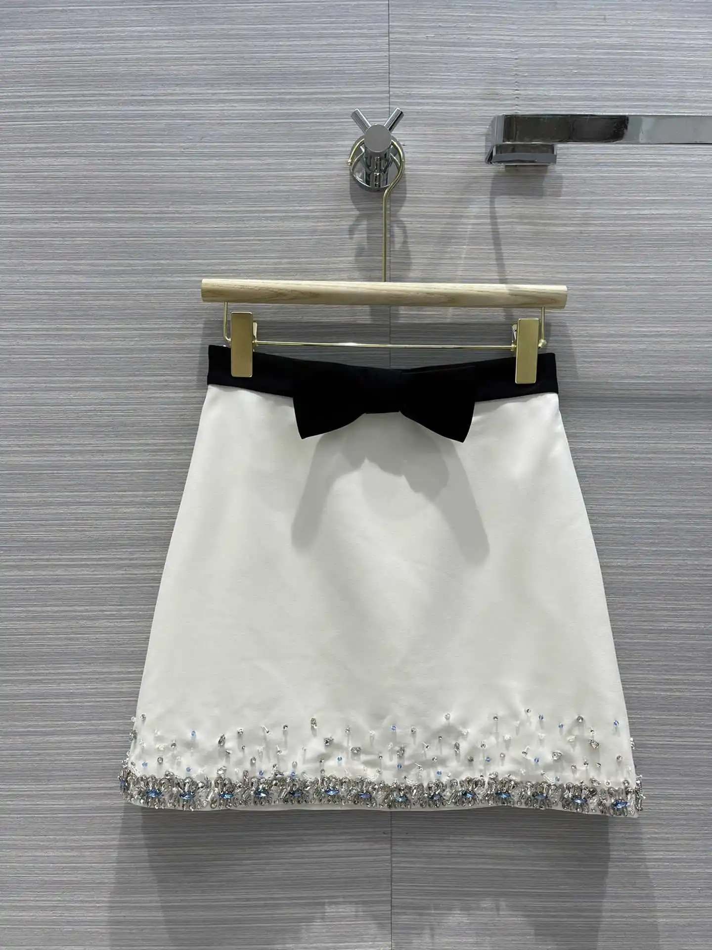 Sweet Luxury Crystal Skirts for Women Summer 2021 New Bow Contrast Waist A-line Mini Skirts High-end Brand Acetate Solid Skirts
Sweet Luxury Crystal Skirts for Women Summer 2021 New Bow Contrast Waist A-line Mini Skirts High-end Brand Acetate Solid Skirts
