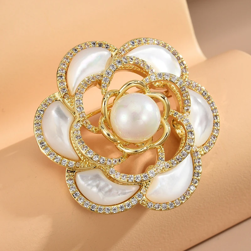 

Simple Camellia Shell Brooch Pin for Women Coat Suit Luxury Elegant Pearl Corsage Pins New Fashion Accessories Christmas Broche