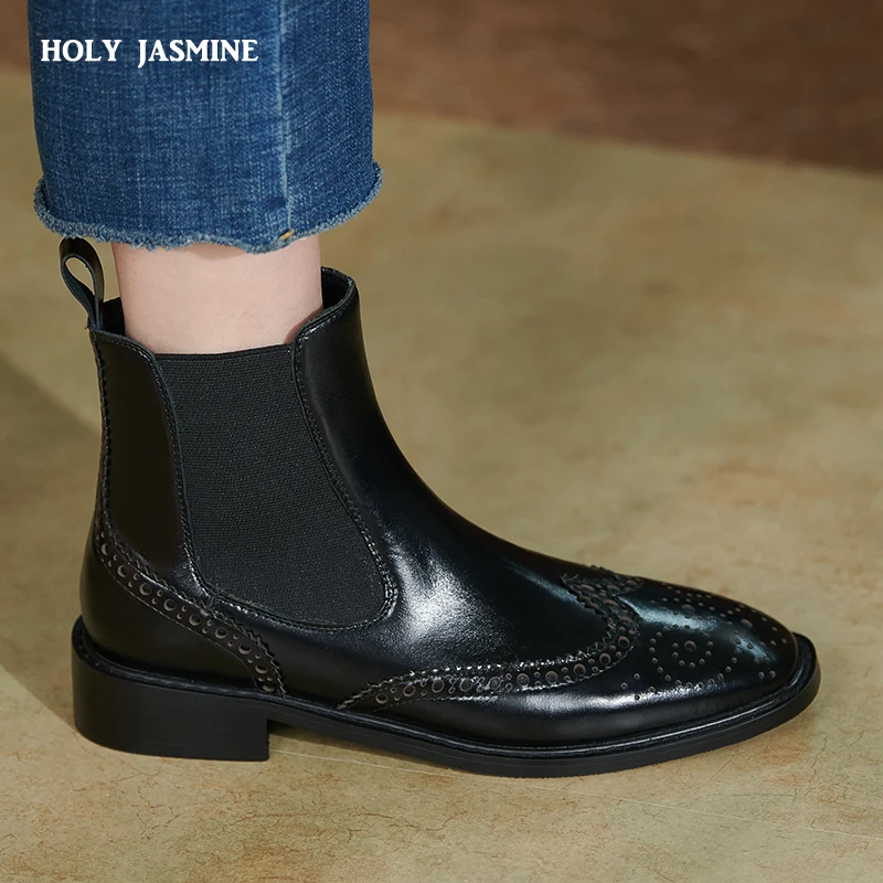 

2021 New Genuine Leather Chelsea Boots for Women Short Plush Low Heels Carved Bullock Black Ankle Boots Stretch Slip on Botas
