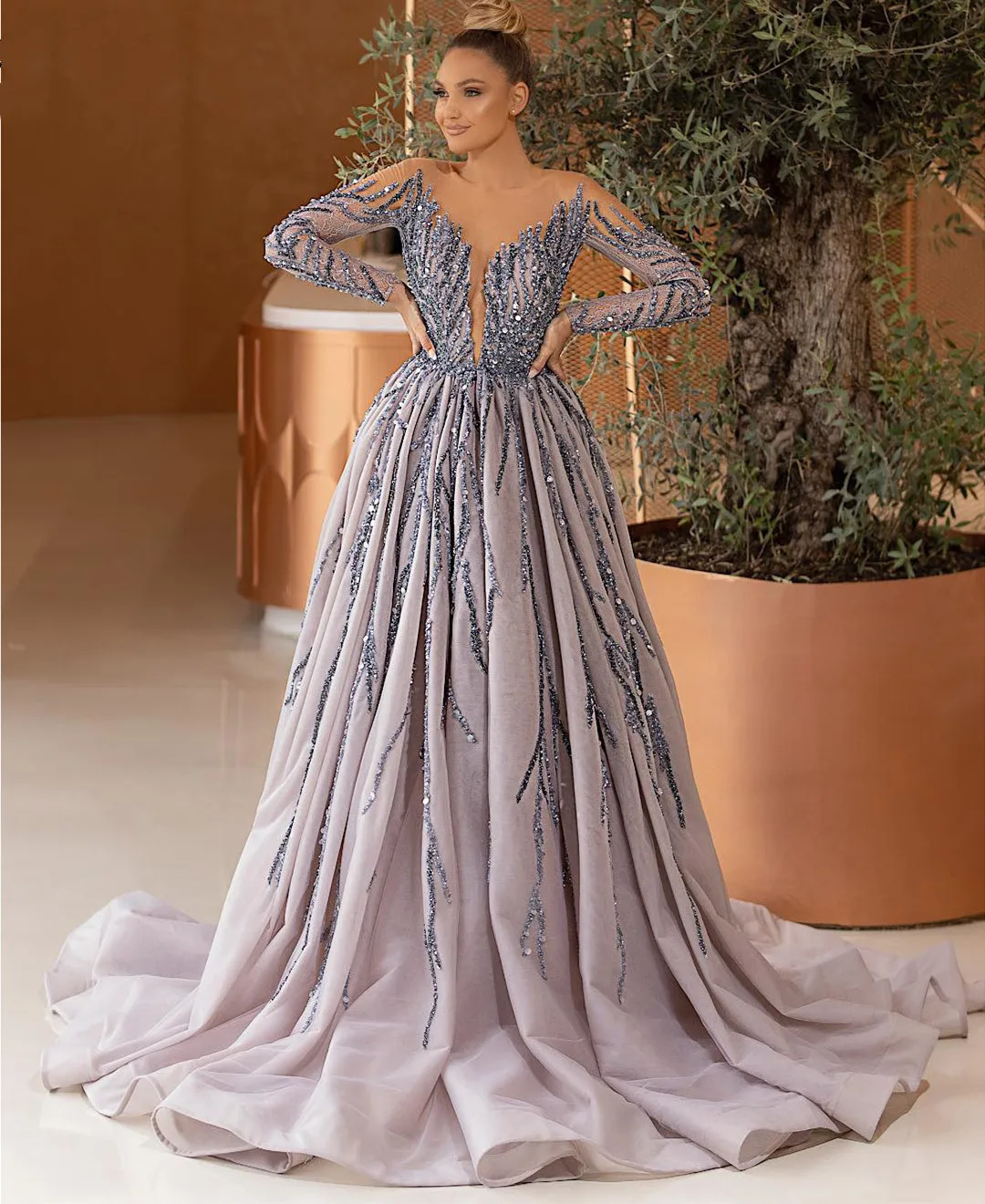 Luxury long-sleeved see-through round neck beaded sequins banquet party formal performance host dress
Luxury long-sleeved see-through round neck beaded sequins banquet party formal performance host dress