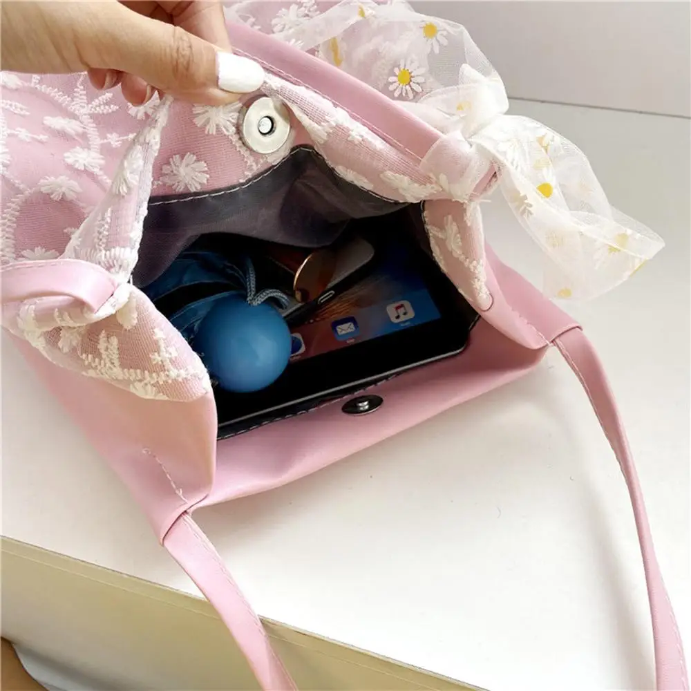 Creative Design Fashion Lace Mesh Handbags Women Classic Texture Chic Daisy Flower PU Totes Elegant Shoulder Bags
Creative Design Fashion Lace Mesh Handbags Women Classic Texture Chic Daisy Flower PU Totes Elegant Shoulder Bags