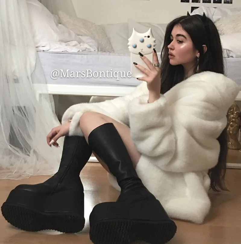 2021 new Classic Real Fur Coat Natural Fur Knitted Outerwear Winter Jacket Women white Thick keep Warm Streetwear Women fashion 
2021 new Classic Real Fur Coat Natural Fur Knitted Outerwear Winter Jacket Women white Thick keep Warm Streetwear Women fashion