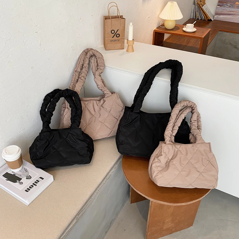 High Capacity Handbag 2020 Autumn Most Popular Oxford Cloth Shoulder Bag Female Hot Sale Quilted Bag
High Capacity Handbag 2020 Autumn Most Popular Oxford Cloth Shoulder Bag Female Hot Sale Quilted Bag