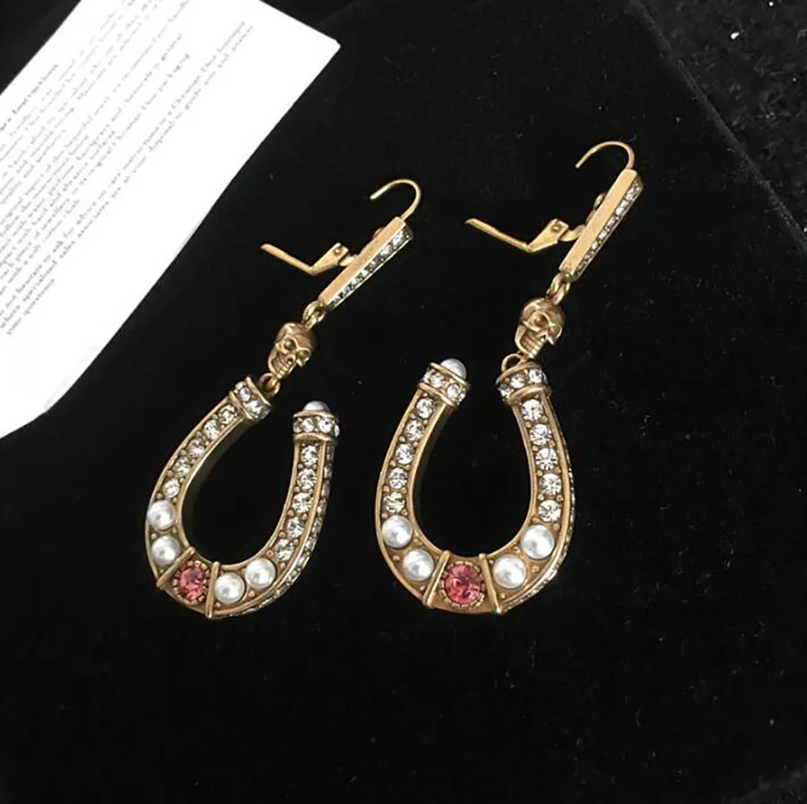 vintage U pearl CLASSIC earring women cool handsome PUNK girls street shot ins hip hop long red zircon classic ear jewelry
vintage U pearl CLASSIC earring women cool handsome PUNK girls street shot ins hip hop long red zircon classic ear jewelry