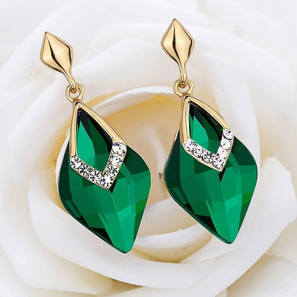 2021 new European and American ladies party alloy inlaid crystal earrings design personality fashion trend style earrings
2021 new European and American ladies party alloy inlaid crystal earrings design personality fashion trend style earrings
