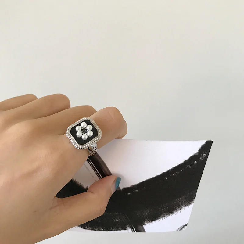 High Quality Vintage Black Glaze Geometric Square Pearl Flower Wedding Rings Jewelry Adjustable Opening Ring Gift
High Quality Vintage Black Glaze Geometric Square Pearl Flower Wedding Rings Jewelry Adjustable Opening Ring Gift