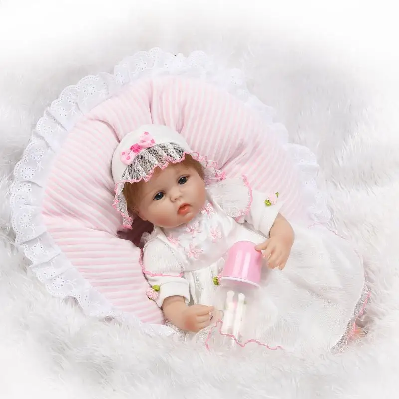 Маленькая принцесса Reborn Baby Детские Силиконовые + ткань Материал, милые детские носки, оригинальные, реалистичные куклы подарки около 40 см
Маленькая принцесса Reborn Baby Детские Силиконовые + ткань Материал, милые детские носки, оригинальные, реалистичные куклы подарки около 40 см