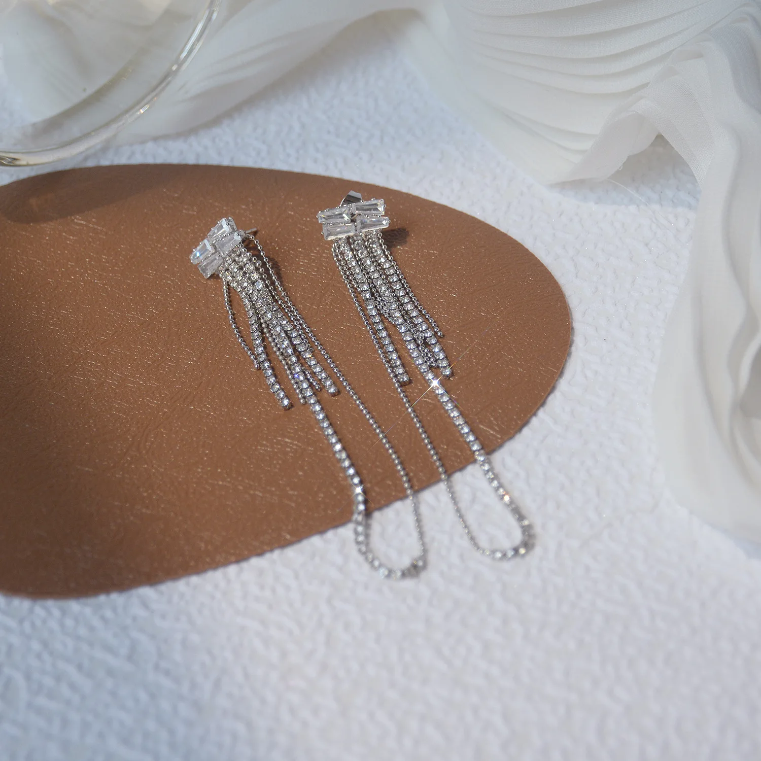 unique Delicate Zircon CZ Elegant Crystal Tassel Stud Earrings for Women 14K Gold Plated Earrings
unique Delicate Zircon CZ Elegant Crystal Tassel Stud Earrings for Women 14K Gold Plated Earrings