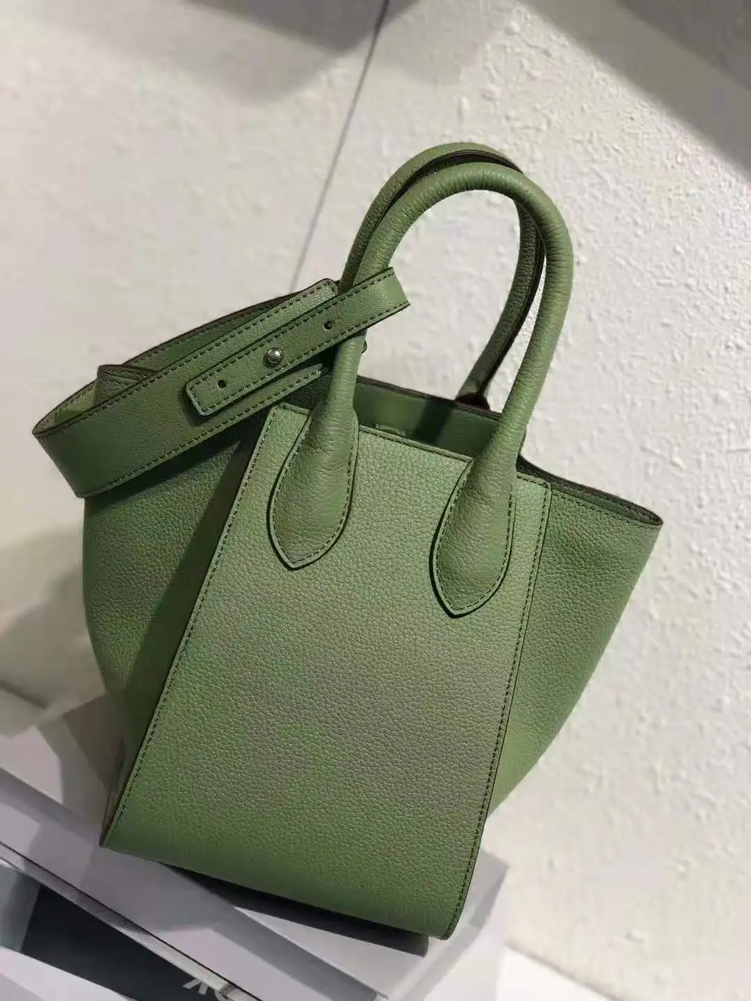 genuine leather totes bags real leather composite bags with 2 shoulder straps Grained cow leather boxy-shaped satchel
genuine leather totes bags real leather composite bags with 2 shoulder straps Grained cow leather boxy-shaped satchel