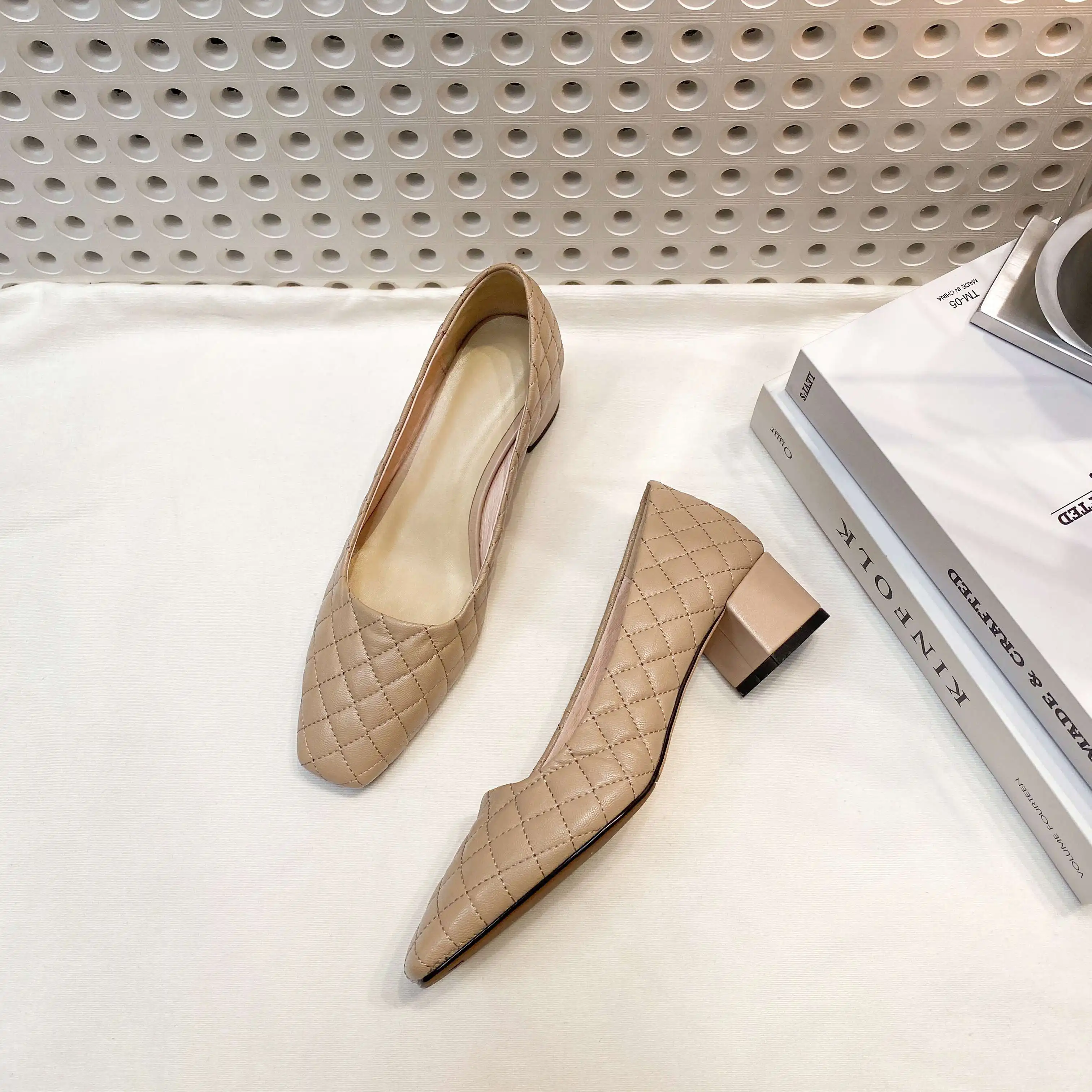 Krazing pot large size square toe med heel European style concise style three colors beauty lady party mature women pumps L19
Krazing pot large size square toe med heel European style concise style three colors beauty lady party mature women pumps L19