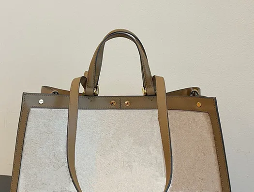 New style fleece with letters, classic all-match large-capacity handbag, a must-have for commuting
New style fleece with letters, classic all-match large-capacity handbag, a must-have for commuting
