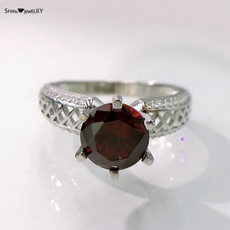 Shipei Vintage Temperament 925 Sterling Silver Ruby Created Moissanite Gemstone Party Ring For Women Fine Jewelry Christmas Gift
Shipei Vintage Temperament 925 Sterling Silver Ruby Created Moissanite Gemstone Party Ring For Women Fine Jewelry Christmas Gift
