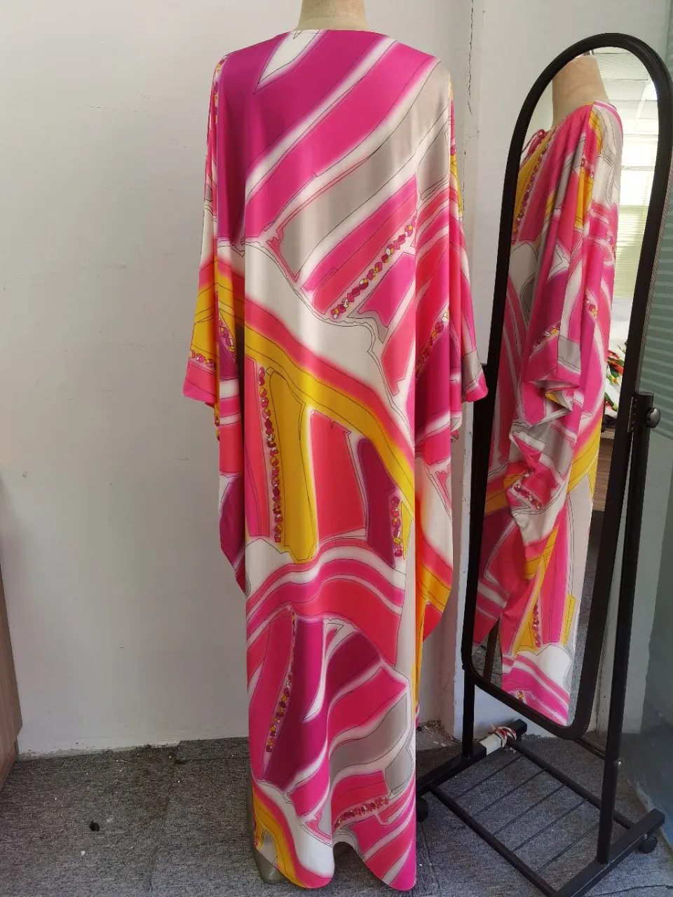 2021 Autumn New Color Bar Printing Plus Size O-Neck Batwing Sleeve Ankle-Length Bohemian Dress for Women
2021 Autumn New Color Bar Printing Plus Size O-Neck Batwing Sleeve Ankle-Length Bohemian Dress for Women