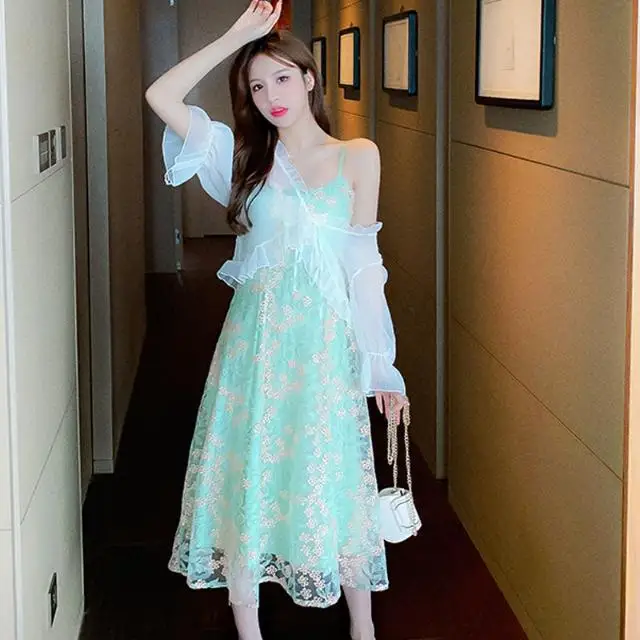 2021 New Summer Two Piece Set Women Fashion Sunscreen Blouse + Floral Embroidery Suspender Dress Female Chic Skirts Suit Q237
2021 New Summer Two Piece Set Women Fashion Sunscreen Blouse + Floral Embroidery Suspender Dress Female Chic Skirts Suit Q237
