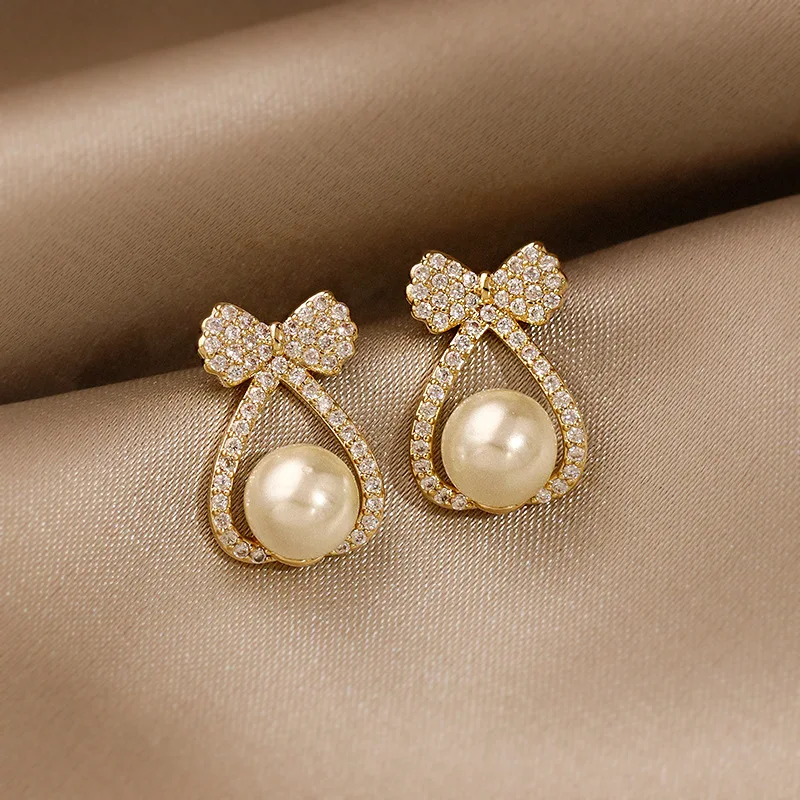 New Bowknot Pearl Earrings Korean Temperament Earrings 925 Silver Needle Fashion New Luxury Wedding Party Girl's Unusual Earring
New Bowknot Pearl Earrings Korean Temperament Earrings 925 Silver Needle Fashion New Luxury Wedding Party Girl's Unusual Earring