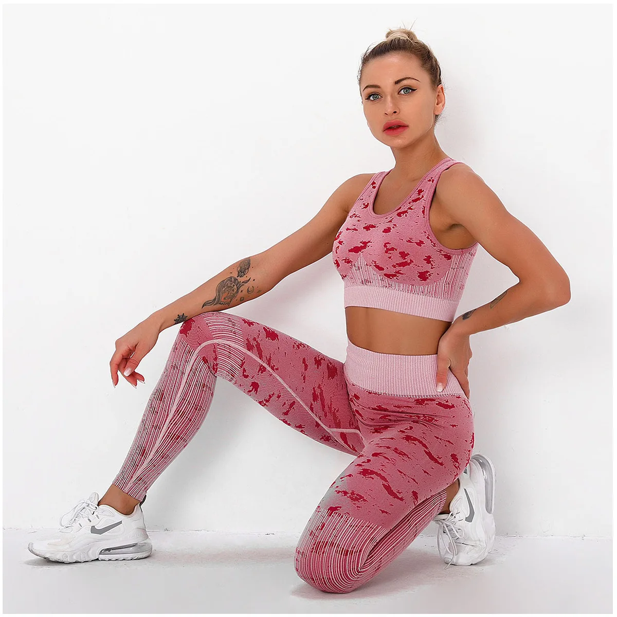 High-end seamless knitted slim-fit yoga gym clothes quick-drying striped camouflage yoga clothes
High-end seamless knitted slim-fit yoga gym clothes quick-drying striped camouflage yoga clothes