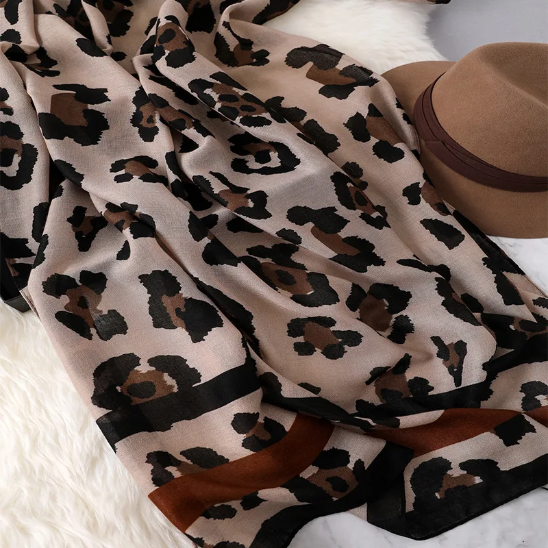 2020 Autumn Winter Leopard Dot Tassel Viscose Shawl Scarf Women Print Neckerchief Snood Luxury Brand Foulards Muslim Hijab Sjaal
2020 Autumn Winter Leopard Dot Tassel Viscose Shawl Scarf Women Print Neckerchief Snood Luxury Brand Foulards Muslim Hijab Sjaal