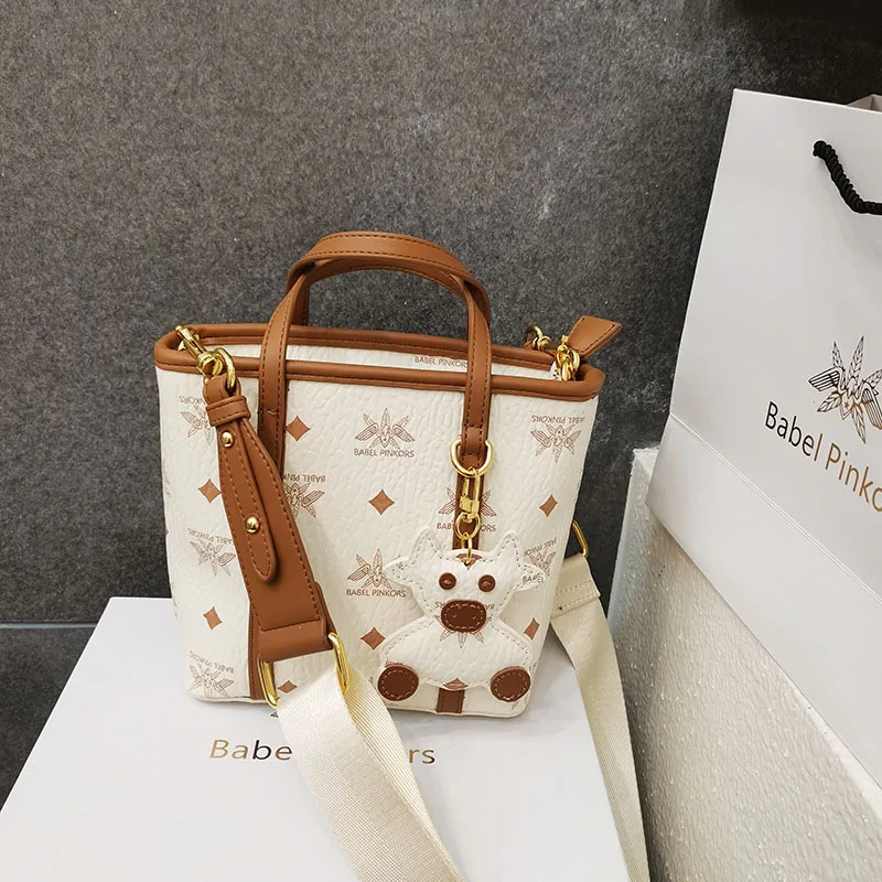 Сумка-мессенджер на одно плечо, из натуральной кожи 
Сумка-мессенджер на одно плечо, из натуральной кожи