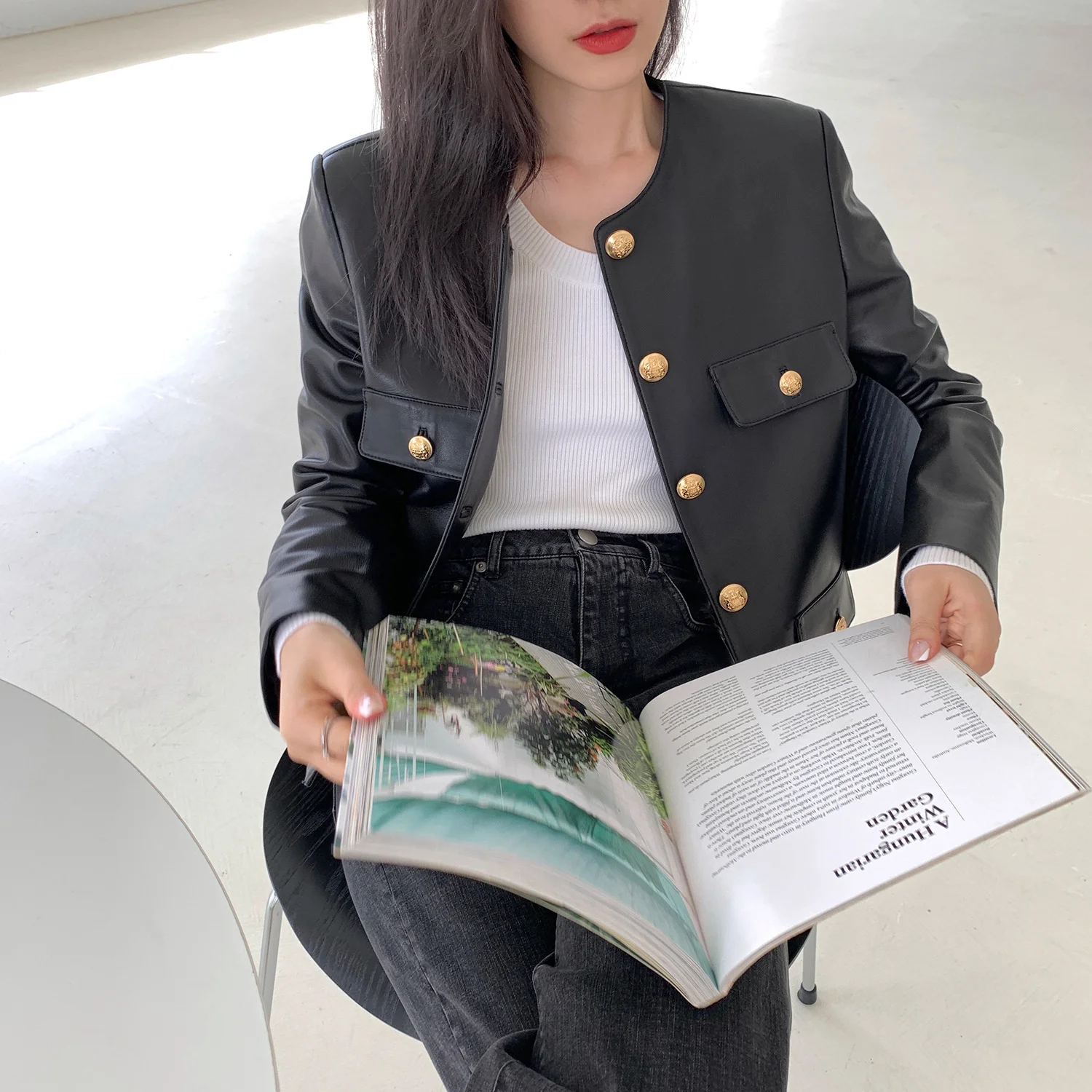 2021 autumn leather women's straight tube leather women's short long sleeve round neck leather jacket
2021 autumn leather women's straight tube leather women's short long sleeve round neck leather jacket