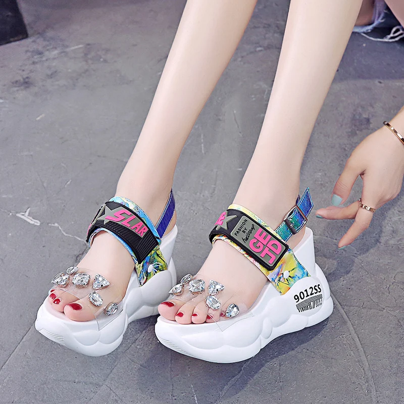 2021 Summer Women Sandals Fashion Transparent Diamond Wedge Sandal Rhinestone High Heels Chunky Platform Shoes Woman
2021 Summer Women Sandals Fashion Transparent Diamond Wedge Sandal Rhinestone High Heels Chunky Platform Shoes Woman