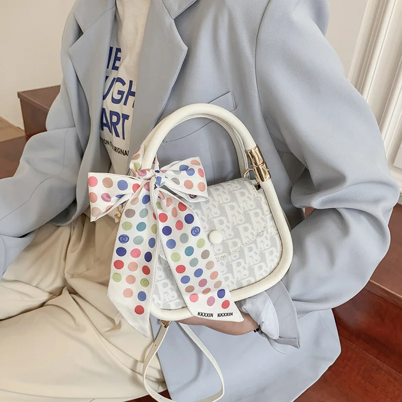 mini woman bag 2021 new European and American fashion canvas letter handbag elegant retro texture hand messenger bag
mini woman bag 2021 new European and American fashion canvas letter handbag elegant retro texture hand messenger bag