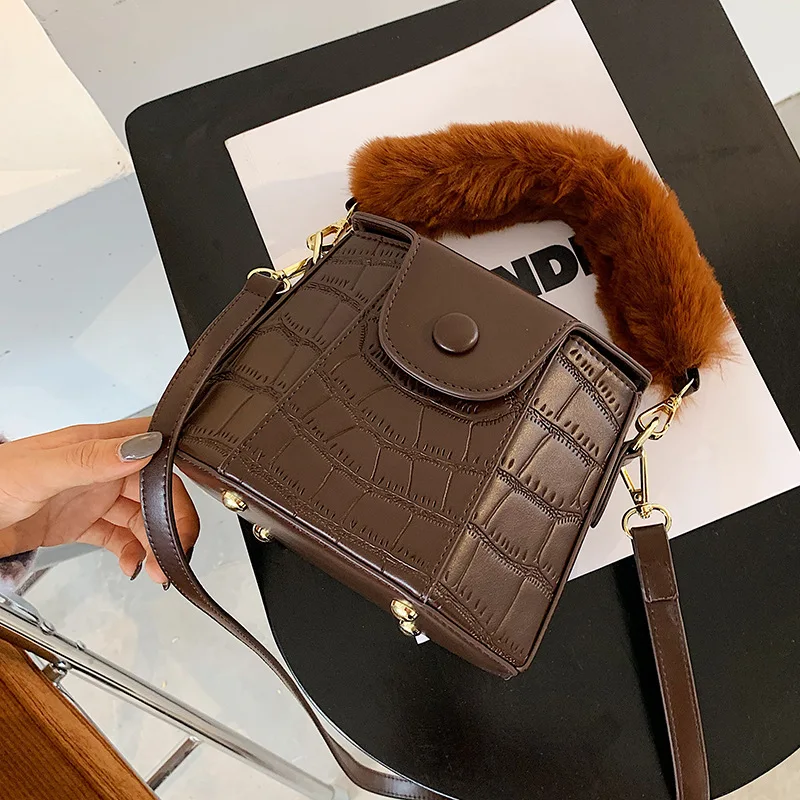 Designer Stone Pattern Box Tote Bag With Fur Handle 2021 Tend New High Quality Pu Leather Women's Handbag Shoulder Messenger Bag
Designer Stone Pattern Box Tote Bag With Fur Handle 2021 Tend New High Quality Pu Leather Women's Handbag Shoulder Messenger Bag
