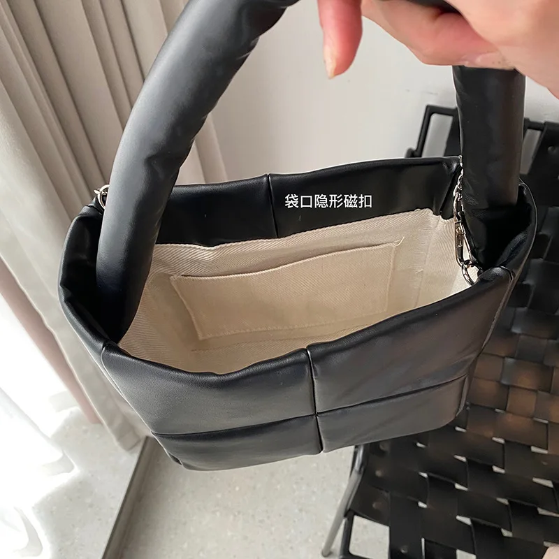 Winter New Portable Bucket Bag Space Pad Women 's Casual Soft Leather Shoulder Underarm Bag Space Cotton down Bag Pillow Bag
Winter New Portable Bucket Bag Space Pad Women 's Casual Soft Leather Shoulder Underarm Bag Space Cotton down Bag Pillow Bag