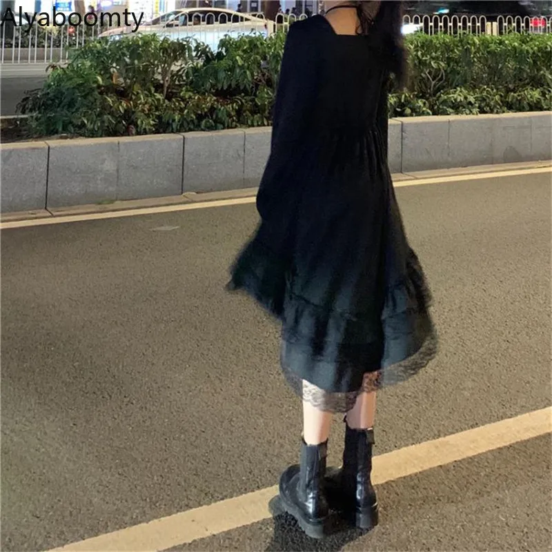 Женское платье с квадратным вырезом черное асимметричное кружевное оборками в