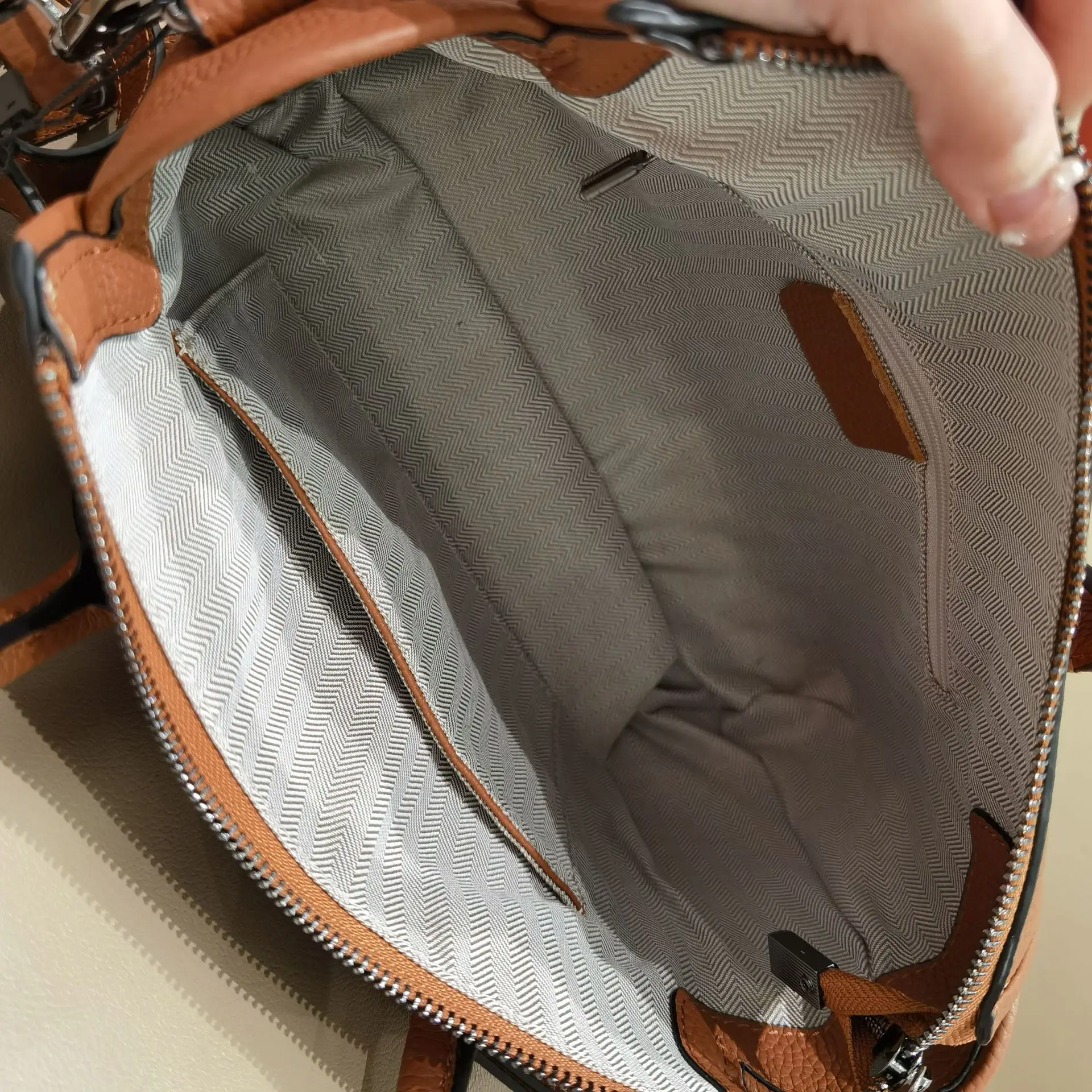 2021 new fashion luxury 100% cowhide motorcycle bag messenger bag shoulder bag tassel rivet female bag large capacity handbag
2021 new fashion luxury 100% cowhide motorcycle bag messenger bag shoulder bag tassel rivet female bag large capacity handbag