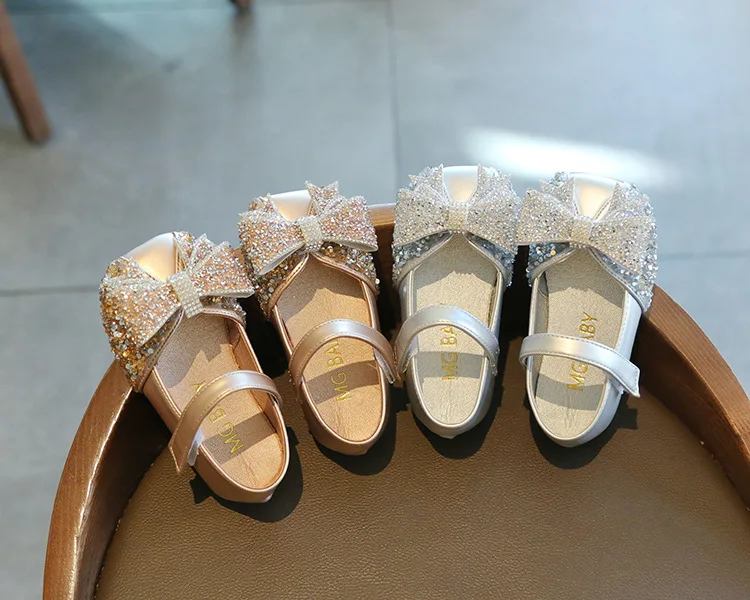 Summer New Lovely Princess Sequins Shoes Soft Sole Low Heel Bow Girl Casual Velcro Leather Shoes Size 21-30
Summer New Lovely Princess Sequins Shoes Soft Sole Low Heel Bow Girl Casual Velcro Leather Shoes Size 21-30