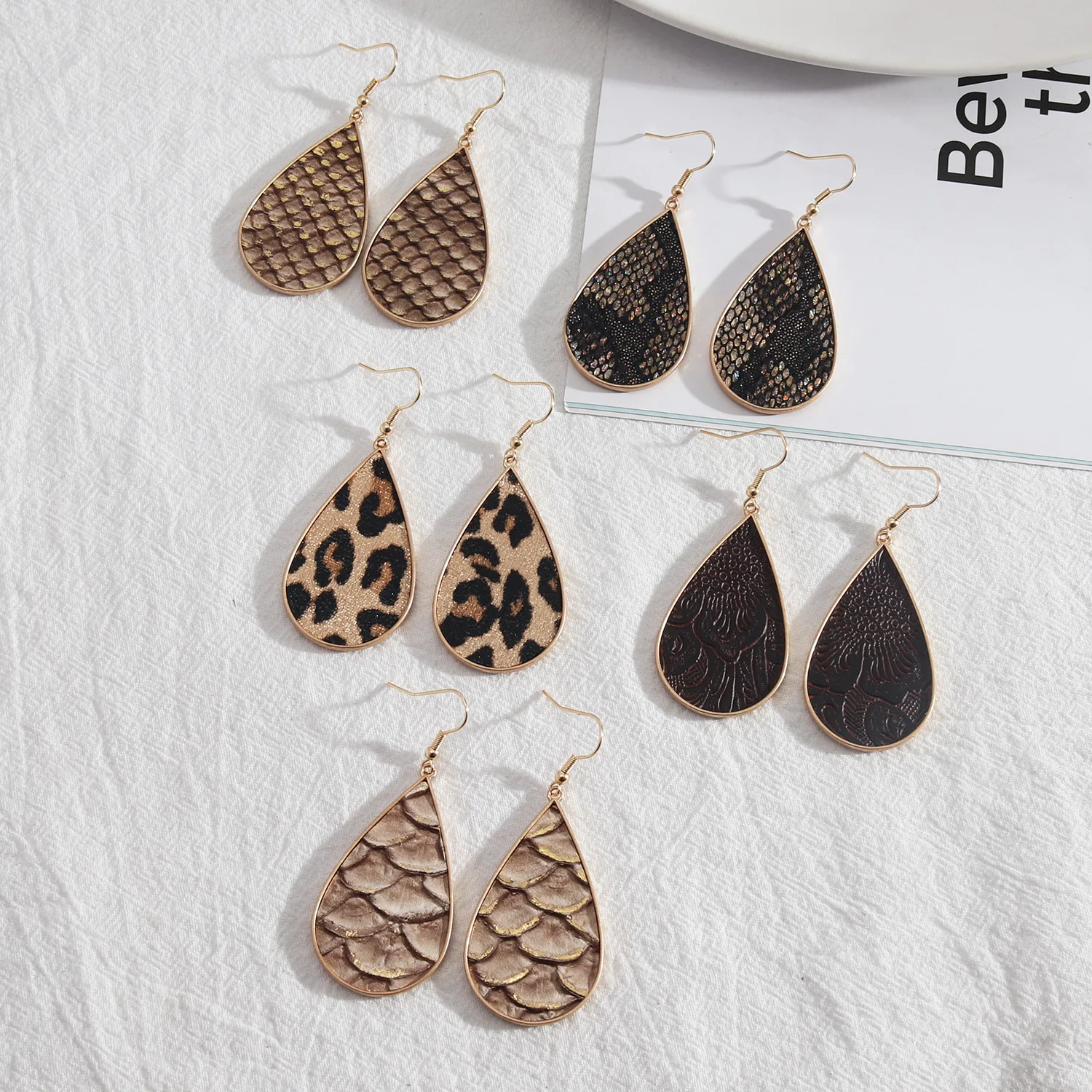 Original Design Cowhide Hairy Hide Leopard Leather Teardrop Leather Dangle Drop Earrings for Women Trendy Jewelry Gift
Original Design Cowhide Hairy Hide Leopard Leather Teardrop Leather Dangle Drop Earrings for Women Trendy Jewelry Gift