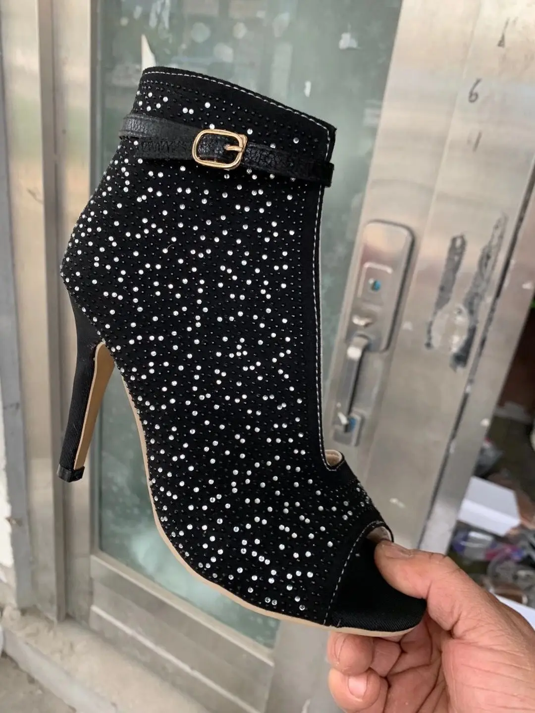 2020 New Women Crystal Sandals Ankle Straps Buckle Transparent Cover Heel Pumps Ladies Sandals Party Shoes size 35-43
2020 New Women Crystal Sandals Ankle Straps Buckle Transparent Cover Heel Pumps Ladies Sandals Party Shoes size 35-43