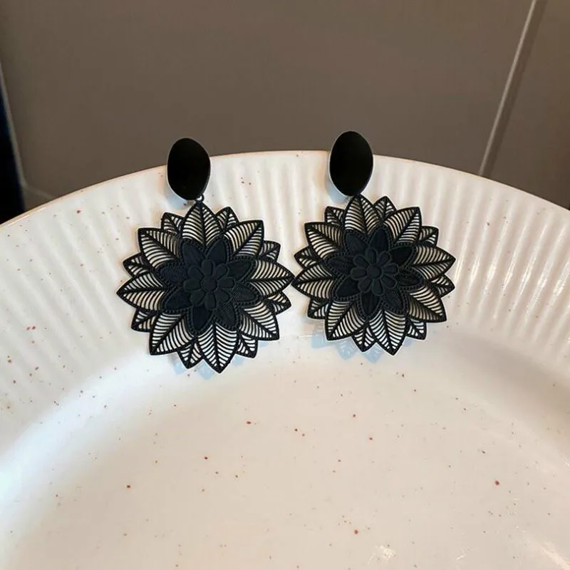 Fashion New Hollow Flower Drop Dangle Earrings for Women Vintage Black Forest Hanging Earrings Piercing Ear Gothic Jewelry Gift
Fashion New Hollow Flower Drop Dangle Earrings for Women Vintage Black Forest Hanging Earrings Piercing Ear Gothic Jewelry Gift