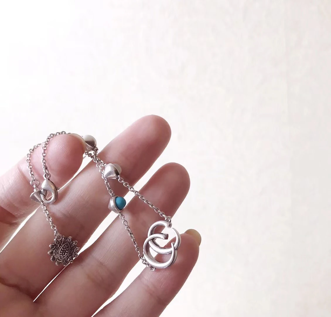 1:1 925 Sterling Silver European And American Classic Turquoise Crumpled Chrysanthemum Letter Pendant Bracelet Ladies Gift
1:1 925 Sterling Silver European And American Classic Turquoise Crumpled Chrysanthemum Letter Pendant Bracelet Ladies Gift