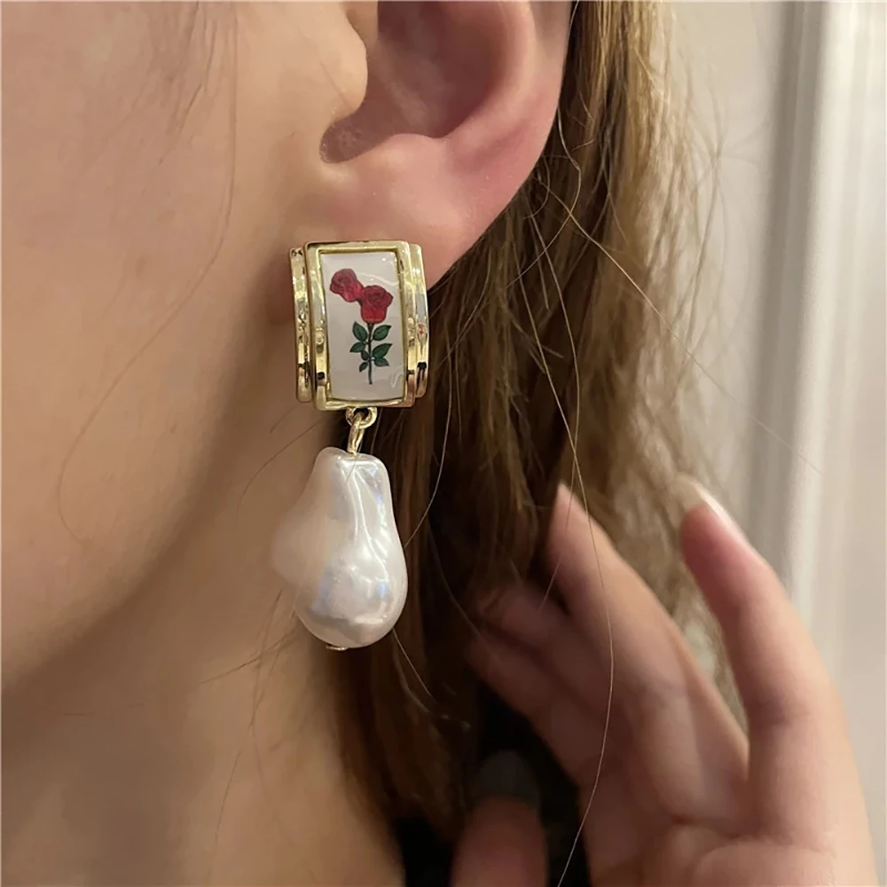 Ghidbk Simple Enamel Rose Pattern Pearl Pendant Drop Earrings For Women Retro Irregular Shaped Geometric Pearl Wedding Earrings
Ghidbk Simple Enamel Rose Pattern Pearl Pendant Drop Earrings For Women Retro Irregular Shaped Geometric Pearl Wedding Earrings