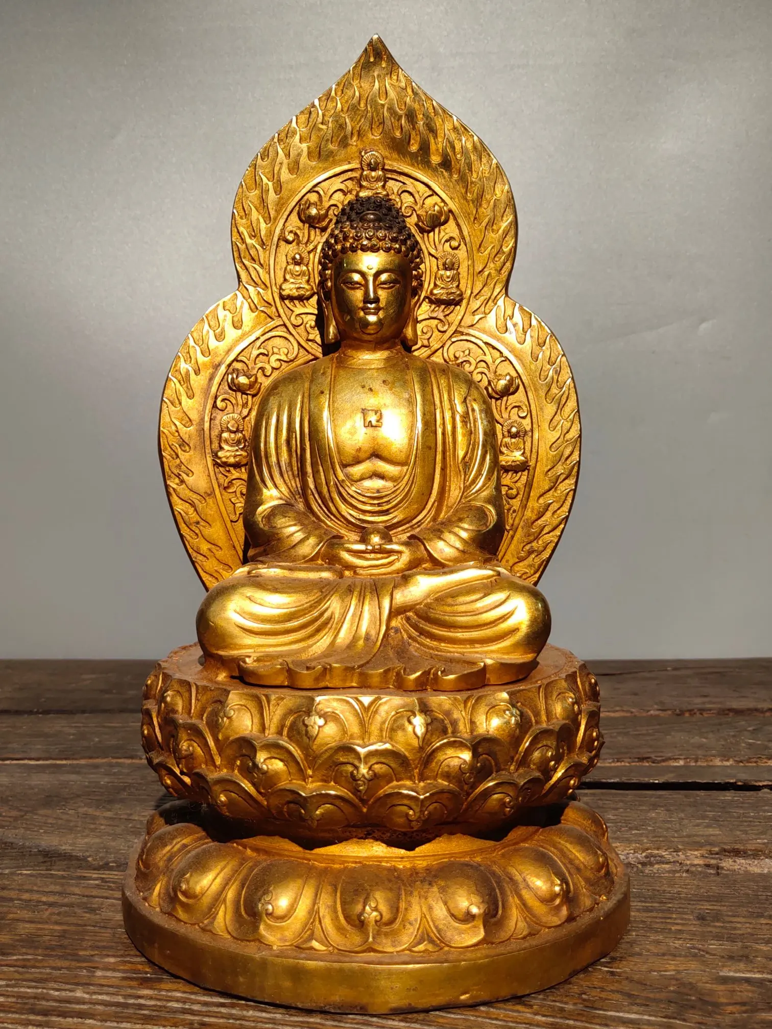 12"Chinese Folk Collection Old Bronze Gilt Lacquer Amitabha Sakyamuni Sitting Buddha Back light Ornaments Town House Exorcism
12"Chinese Folk Collection Old Bronze Gilt Lacquer Amitabha Sakyamuni Sitting Buddha Back light Ornaments Town House Exorcism