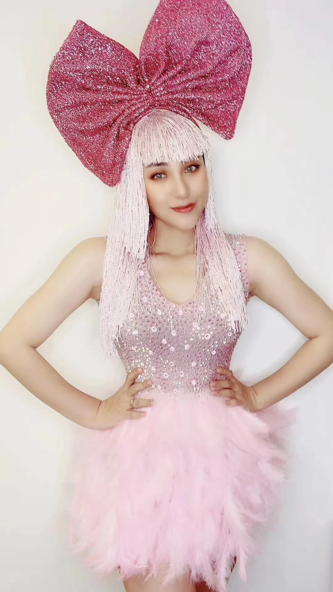 Charming V Neck Sequined Pink Women Dance Costume 2020 New Arrival Sexy Open Back Sleeveless Women Dress with Feather
Charming V Neck Sequined Pink Women Dance Costume 2020 New Arrival Sexy Open Back Sleeveless Women Dress with Feather