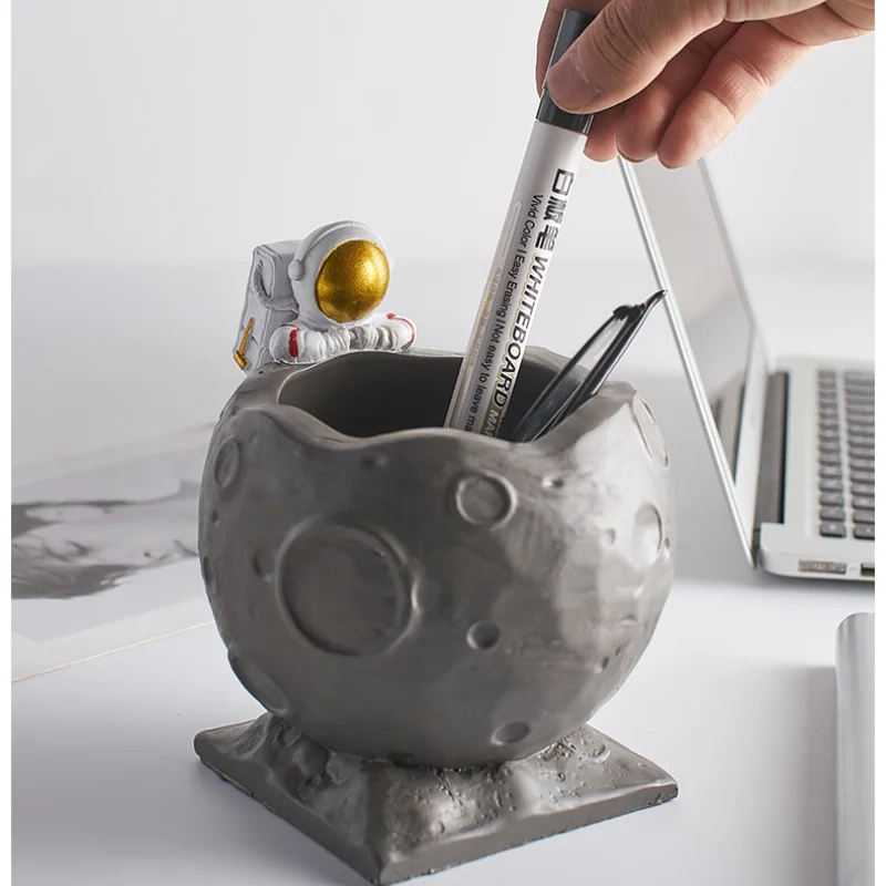 Creative Astronaut Desktop Storage Office Desk Pen Holde Women Makeup Brush Tube Home Decorations Small Sundries Container
Creative Astronaut Desktop Storage Office Desk Pen Holde Women Makeup Brush Tube Home Decorations Small Sundries Container