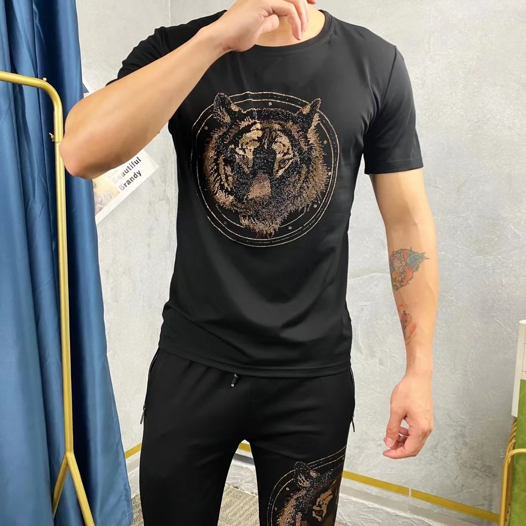 Spring Summer New Arrival Personality Men's Street Hip Hop Black Suit Animal Shiny Heavy Industry Diamond-Encrusted Brand
Spring Summer New Arrival Personality Men's Street Hip Hop Black Suit Animal Shiny Heavy Industry Diamond-Encrusted Brand