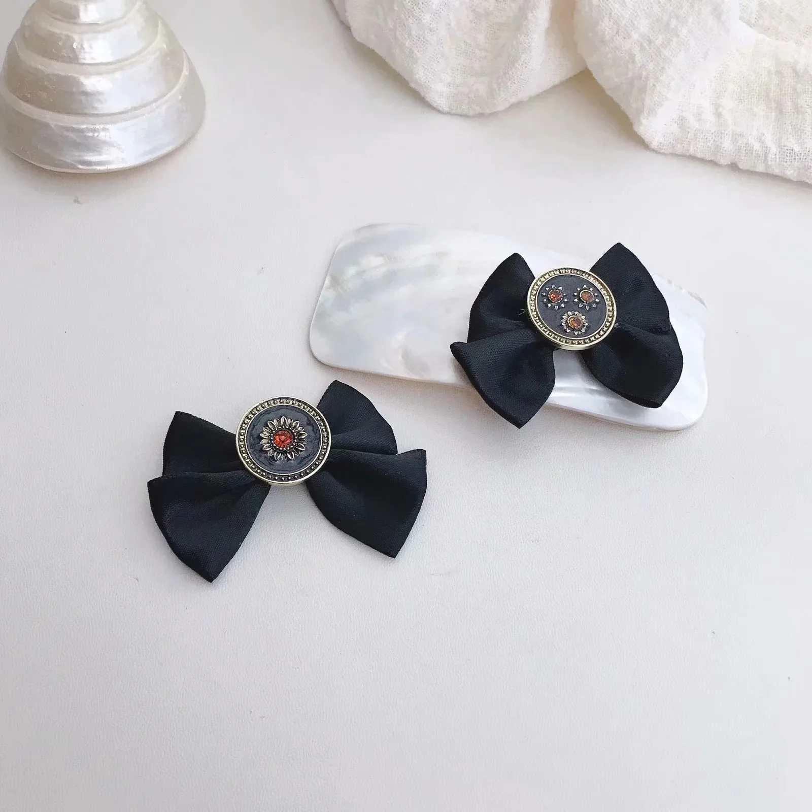 2021 New Korean Irregular Bowknot Earrings Female Temperament Flower Stud Earring Versatile Simple Party Wedding Jewelry
2021 New Korean Irregular Bowknot Earrings Female Temperament Flower Stud Earring Versatile Simple Party Wedding Jewelry