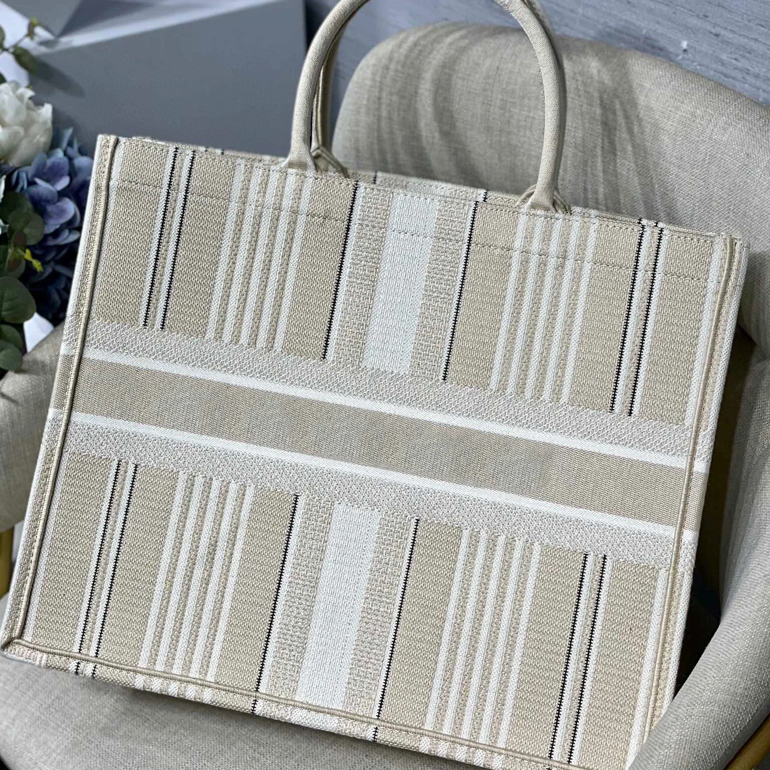 2021 New High Quality Embroidery Pattern Women's Hand-Held Shopping Bag With Exquisite Appearance Luxury And Popular Styles
2021 New High Quality Embroidery Pattern Women's Hand-Held Shopping Bag With Exquisite Appearance Luxury And Popular Styles