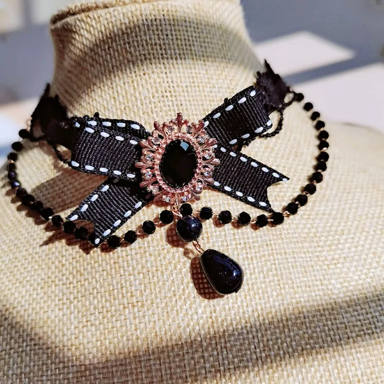 Retro court black lace clavicle chain short Lolita multilayer Japanese dark black neckband bow choker new women
Retro court black lace clavicle chain short Lolita multilayer Japanese dark black neckband bow choker new women