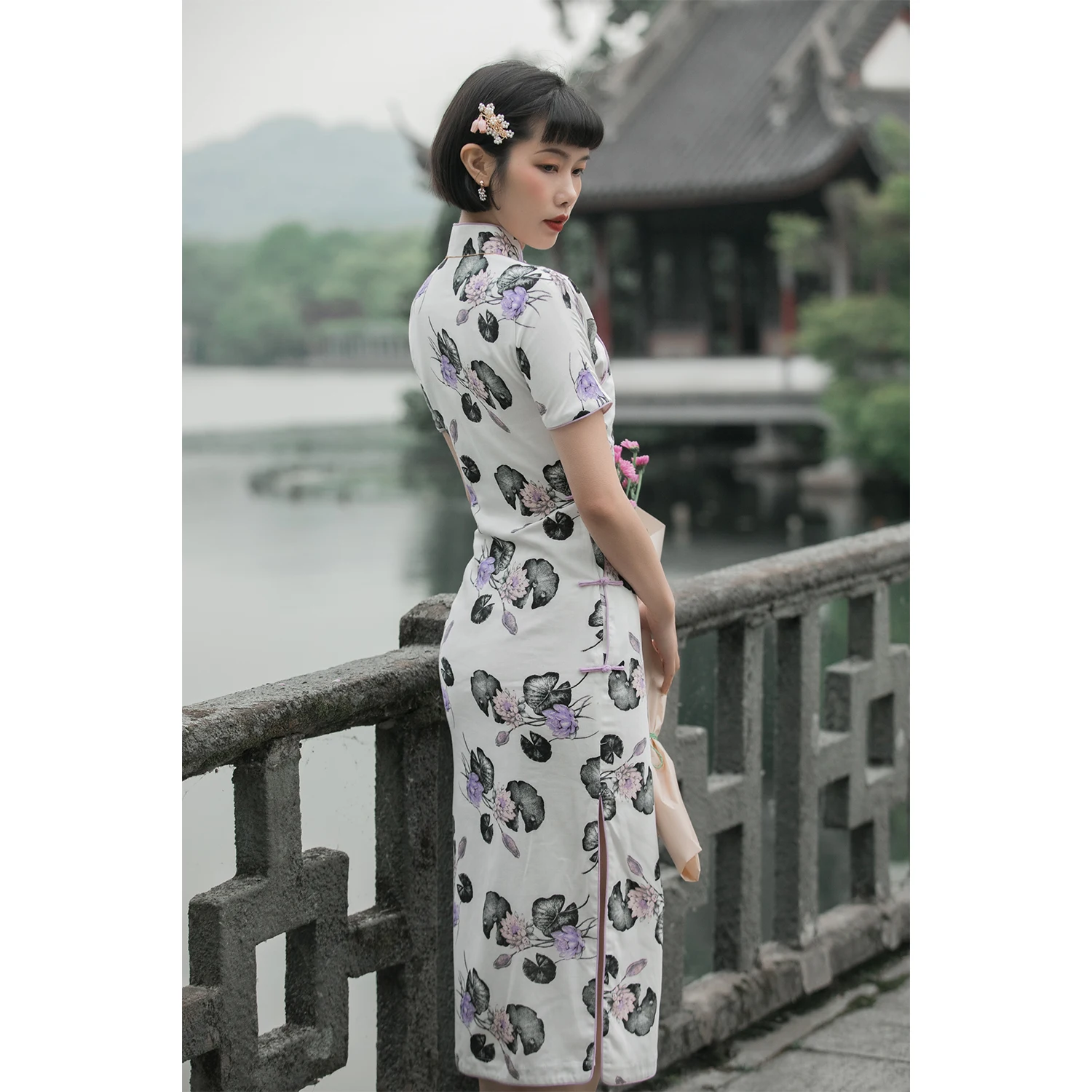 Purple sweet lotus top ulara temperament of old Shanghai cotton and linen wine purple lotus girl cheongsam, original
Purple sweet lotus top ulara temperament of old Shanghai cotton and linen wine purple lotus girl cheongsam, original