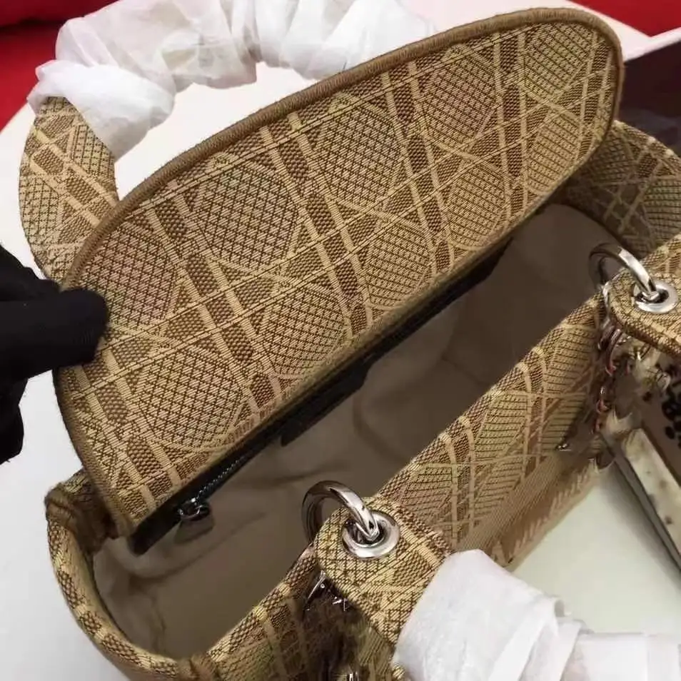 Luxury Brand Tote Bag 2021 Fashion New High Quality Linen Embroidered Designer Bag Ringling Chain One-shoulder Crossbody Bag
Luxury Brand Tote Bag 2021 Fashion New High Quality Linen Embroidered Designer Bag Ringling Chain One-shoulder Crossbody Bag