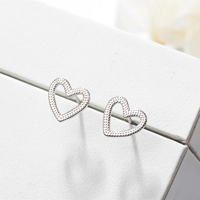 s925 sterling silver hollow heart earrings Korean style simple and cute girl heart-shaped ear jewelry holiday gift
s925 sterling silver hollow heart earrings Korean style simple and cute girl heart-shaped ear jewelry holiday gift