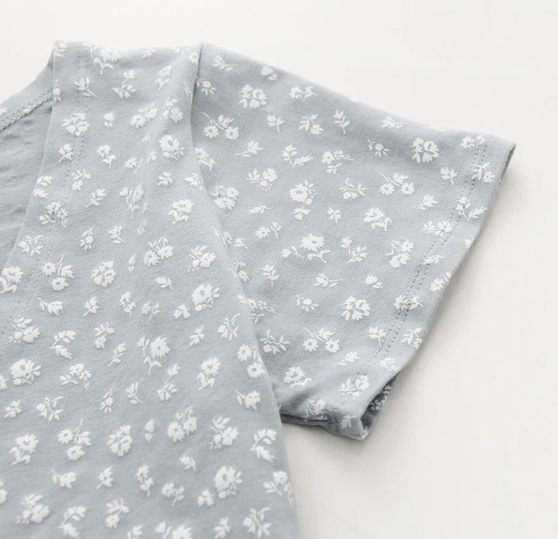 Women Floral Print Crossover V-neck Short Sleeved Crop Top Cotton Blend Crop Tee
Women Floral Print Crossover V-neck Short Sleeved Crop Top Cotton Blend Crop Tee