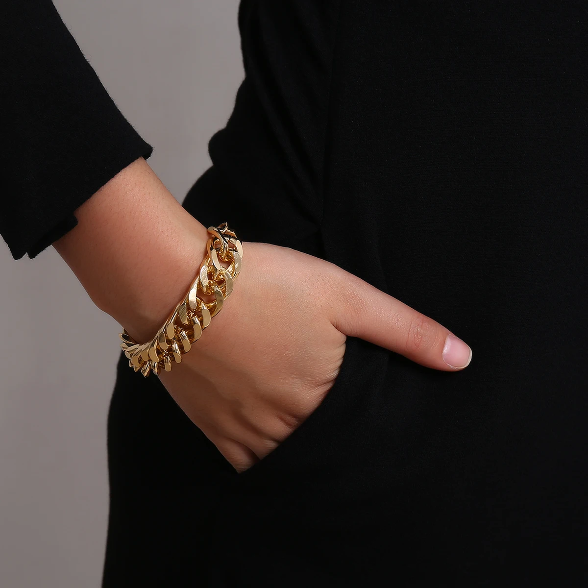 2021 Fashion Statement Curb Cuban Chunky Bracelet Bangles Punk Hip Hop Smooth Snake Bracelets Women Jewelry Party Pulsera Hombre
2021 Fashion Statement Curb Cuban Chunky Bracelet Bangles Punk Hip Hop Smooth Snake Bracelets Women Jewelry Party Pulsera Hombre