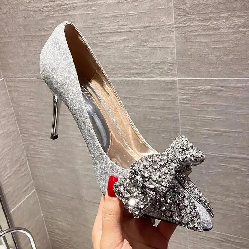 Lace Bow High Heels Women 2022 New Autumn And Winter Temperament Pointed Toe Stiletto Single Shoes Rhinestone Wedding Shoes
Lace Bow High Heels Women 2022 New Autumn And Winter Temperament Pointed Toe Stiletto Single Shoes Rhinestone Wedding Shoes